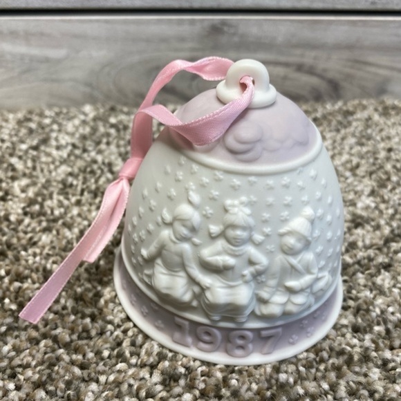 First Annual Lladró Bell Ornament Dated 1987 - Picture 3 of 4